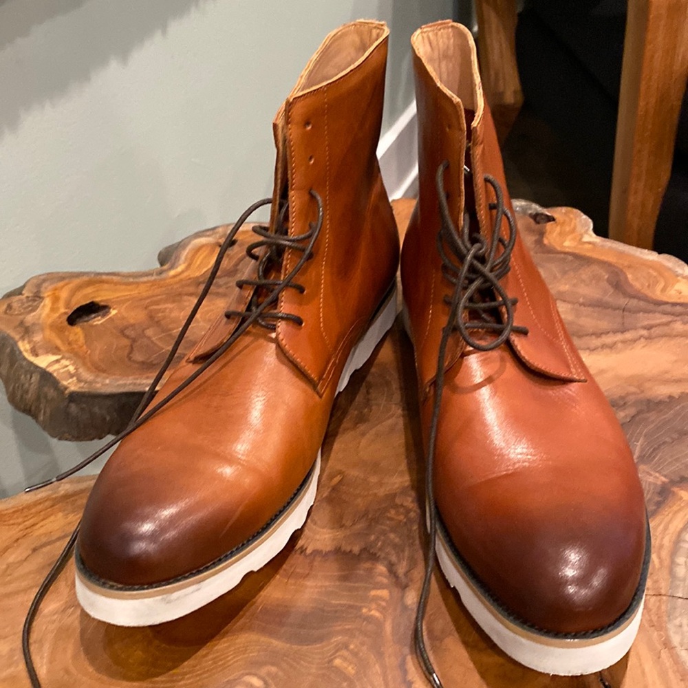 Men’s Leather upper Chucka boots burnished leather lace up w/rubber soles New